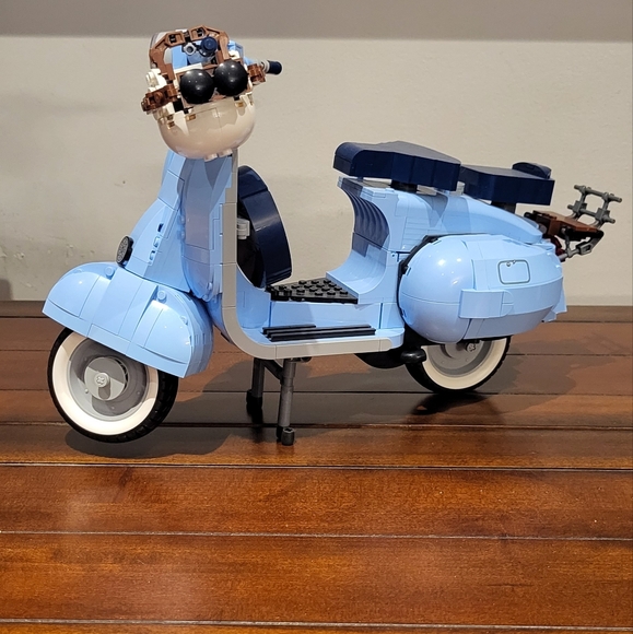 LEGO • Vespa 125 • 1107 Pieces • Item # 10298 - Picture 7 of 10